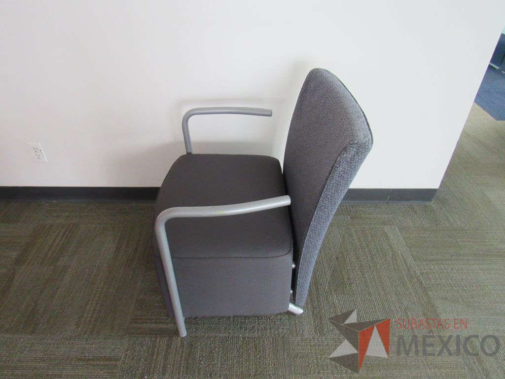 Lote 0478 - Sillón Herman Miller Celeste, 2 ruedas, descansa brazos, asiento y respaldo en tela color gris - Imagen 4