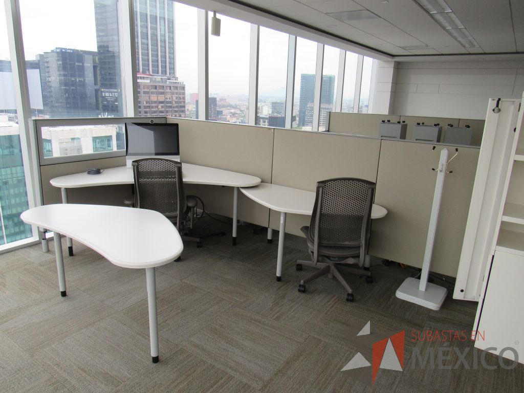 Lote 0305 - Estación de trabajo para 3 personas con cubiertas mampara metálica color beige y 3 archiveros móviles de 2 cajones - Imagen 5
