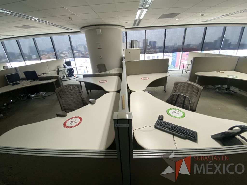 Lote 0030 - Estación de trabajo para 6 personas con cubiertas mampara metálica color beige y 6 archiveros móviles de 2 cajones - Imagen 7