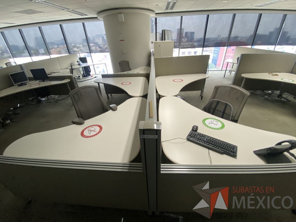 Lote 0030 - Estación de trabajo para 6 personas con cubiertas mampara metálica color beige y 6 archiveros móviles de 2 cajones - Imagen 6