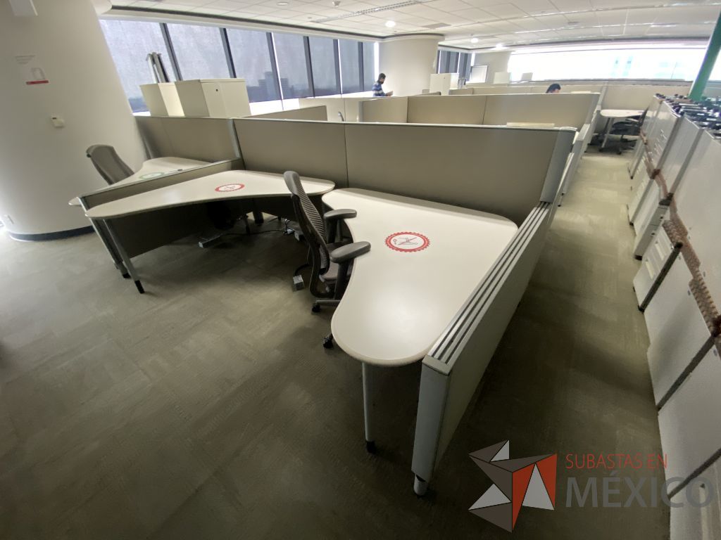Lote 0030 - Estación de trabajo para 6 personas con cubiertas mampara metálica color beige y 6 archiveros móviles de 2 cajones