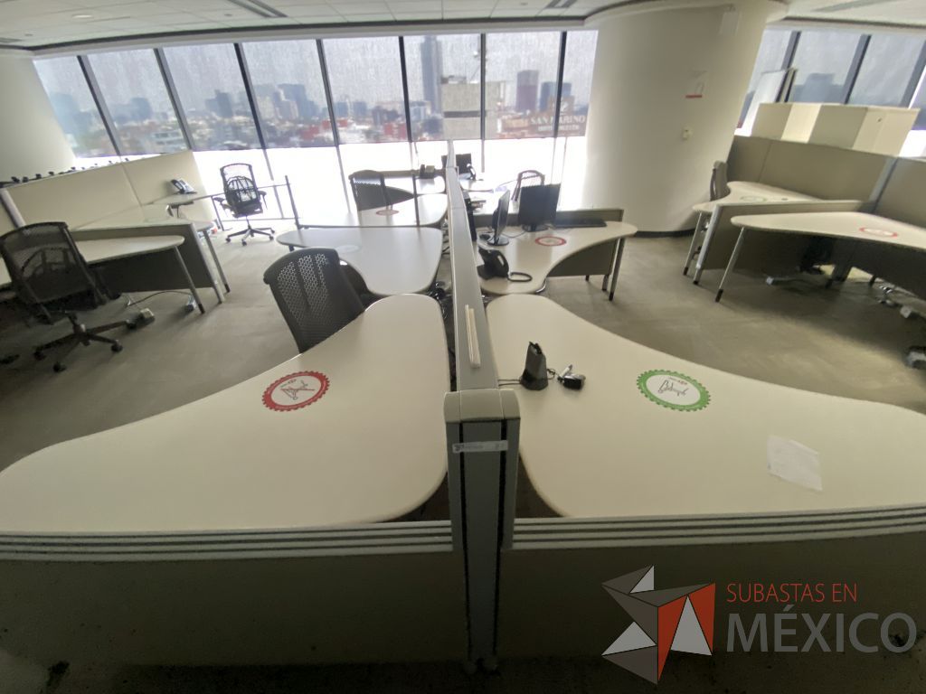 Lote 0030 - Estación de trabajo para 6 personas con cubiertas mampara metálica color beige y 6 archiveros móviles de 2 cajones - Imagen 5