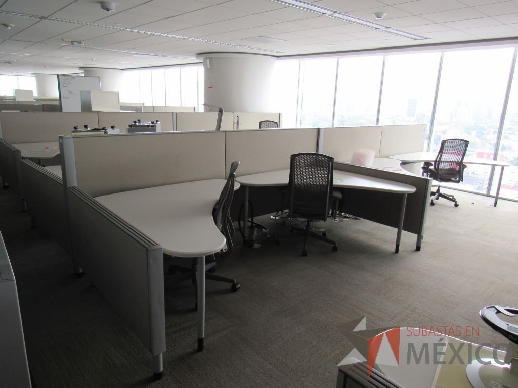 Lote 0323 - Estación de trabajo para 8 personas con cubiertas mampara metálica color beige y 8 archiveros móviles de 2 cajones - Imagen 2