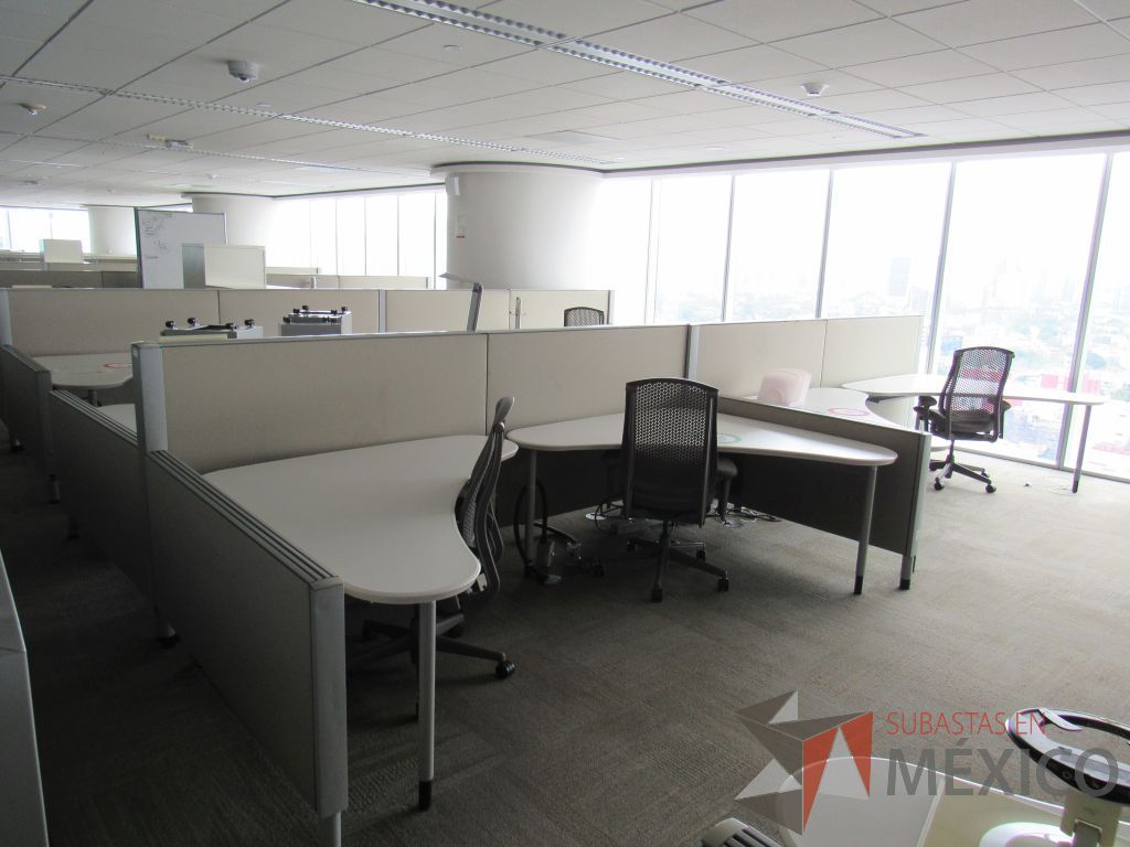Lote 0323 - Estación de trabajo para 8 personas con cubiertas mampara metálica color beige y 8 archiveros móviles de 2 cajones - Imagen 3
