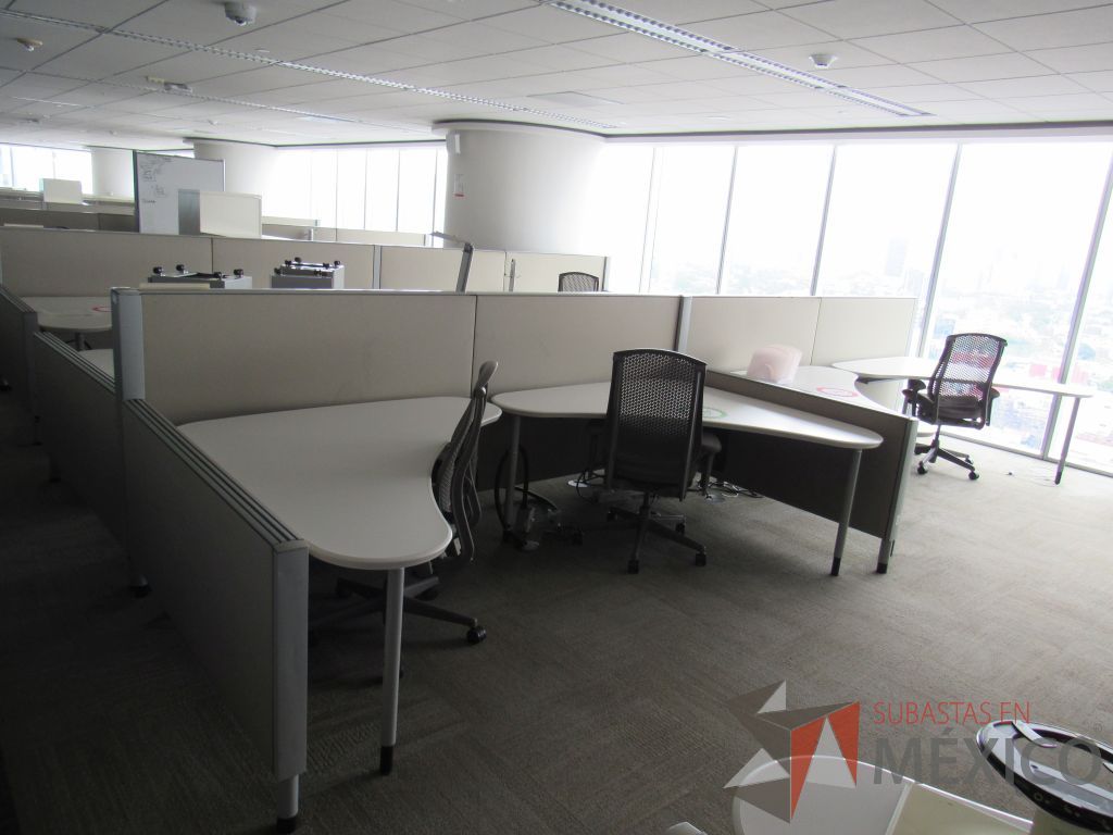 Lote 0323 - Estación de trabajo para 8 personas con cubiertas mampara metálica color beige y 8 archiveros móviles de 2 cajones - Imagen 4