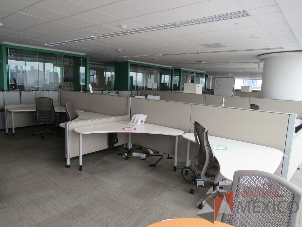 Lote 0323 - Estación de trabajo para 8 personas con cubiertas mampara metálica color beige y 8 archiveros móviles de 2 cajones - Imagen 6