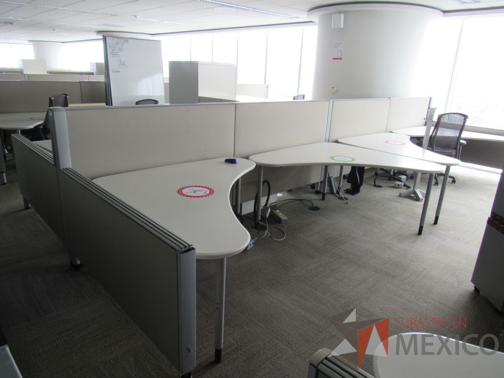 Lote 0324 - Estación de trabajo para 5 personas con cubiertas mampara metálica color beige y 5 archiveros móviles de 2 cajones - Imagen 3