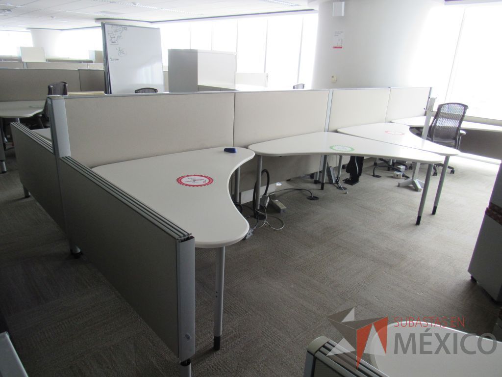 Lote 0324 - Estación de trabajo para 5 personas con cubiertas mampara metálica color beige y 5 archiveros móviles de 2 cajones - Imagen 4
