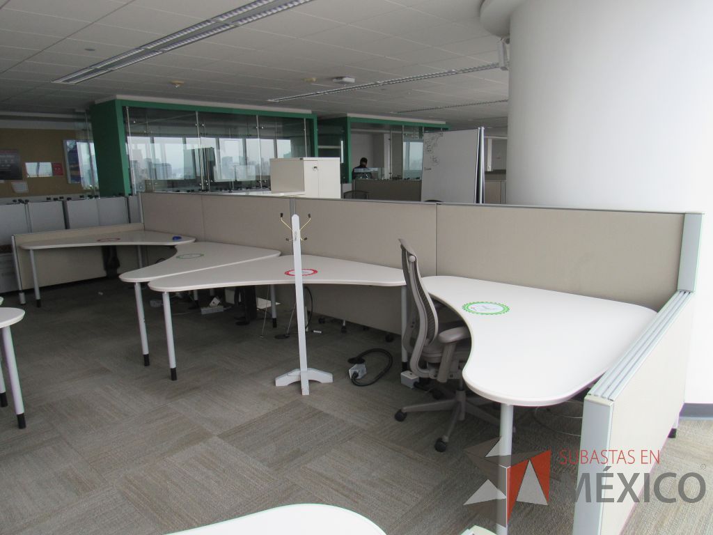 Lote 0324 - Estación de trabajo para 5 personas con cubiertas mampara metálica color beige y 5 archiveros móviles de 2 cajones - Imagen 6