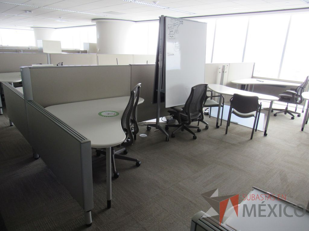 Lote 0326 - Estación de trabajo para 6 personas con cubiertas mampara metálica color beige y 6 archiveros móviles de 2 cajones - Imagen 8