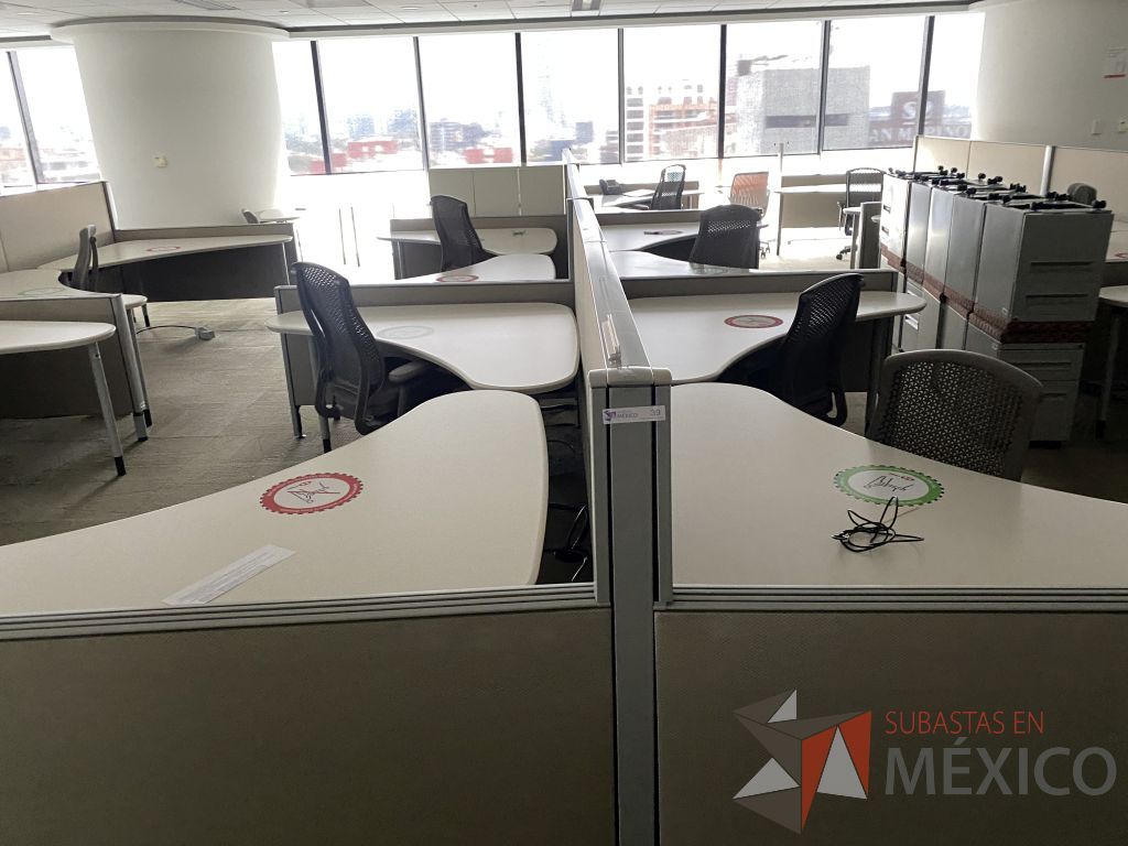 Lote 0067 - Estación de trabajo para 10 personas con cubiertas mampara metálica color beige y 10 archiveros móviles de 2 cajones - Imagen 14