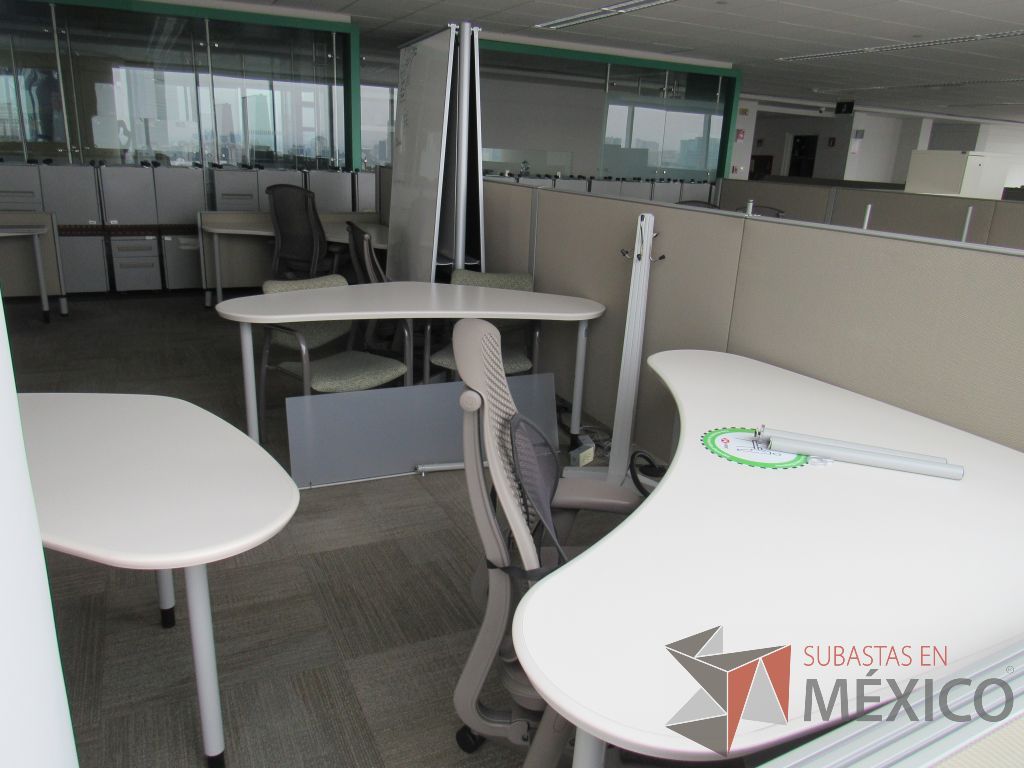 Lote 0326 - Estación de trabajo para 6 personas con cubiertas mampara metálica color beige y 6 archiveros móviles de 2 cajones - Imagen 11