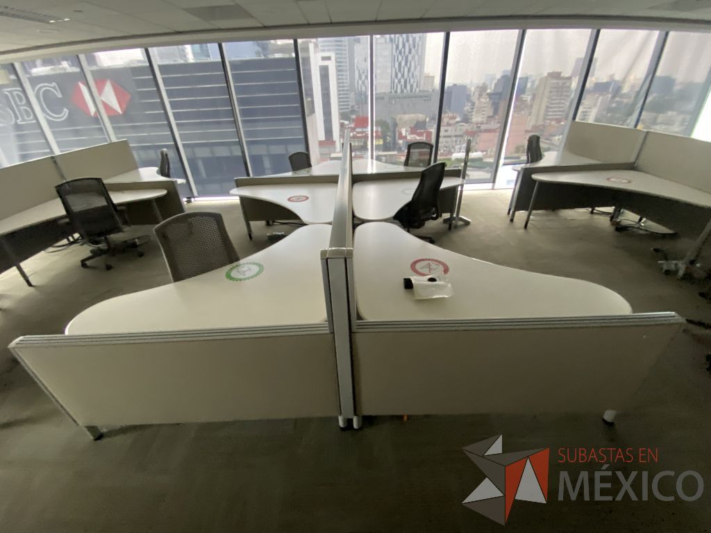 Lote 0098 - 3 Estaciones de trabajo para 6 personas con cubiertas color blanco y mampara metálica color beige