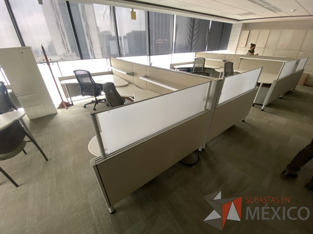 Lote 0404 - 2 Estaciones de trabajo para 4 personas con cubiertas color blanco y mampara metálica color beige - Imagen 5
