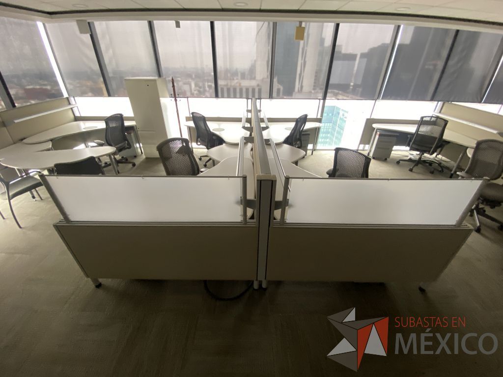 Lote 0404 - 2 Estaciones de trabajo para 4 personas con cubiertas color blanco y mampara metálica color beige - Imagen 6