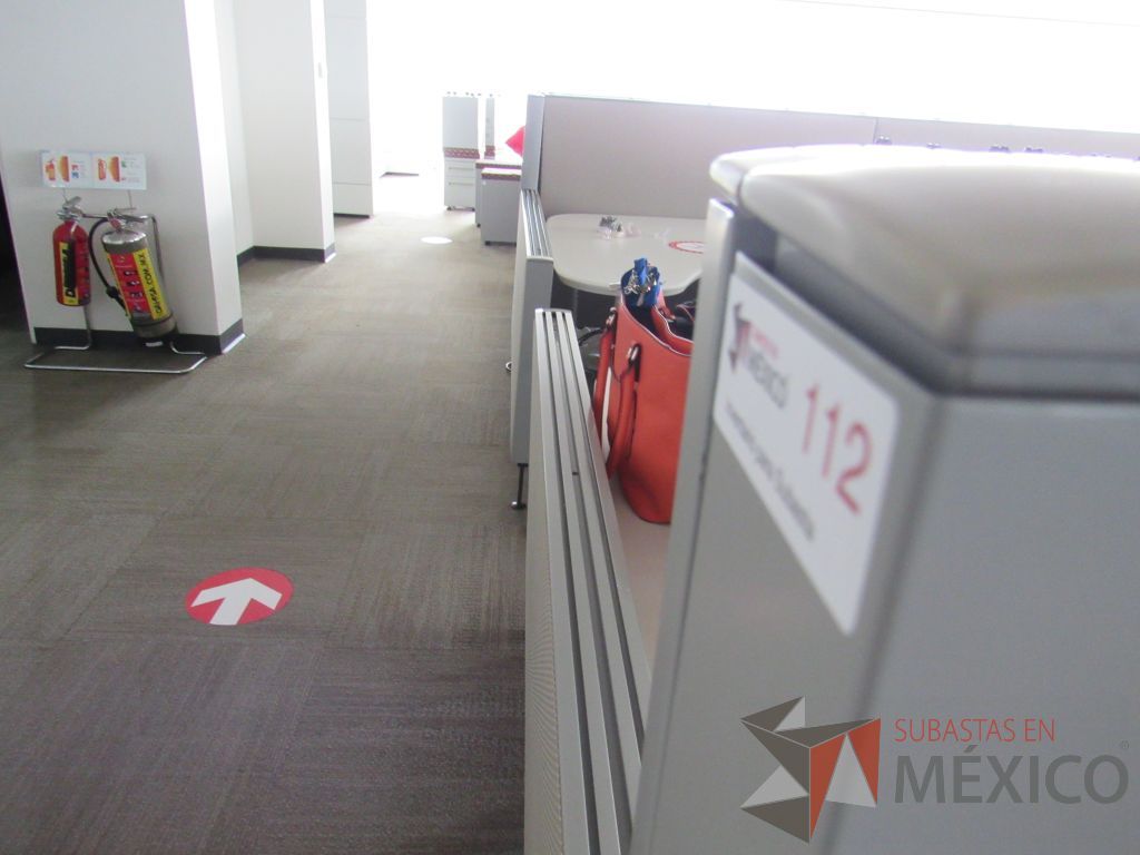 Lote 0327 - Estación de trabajo para 6 personas con cubiertas mampara metálica color beige y 6 archiveros móviles de 2 cajones - Imagen 4