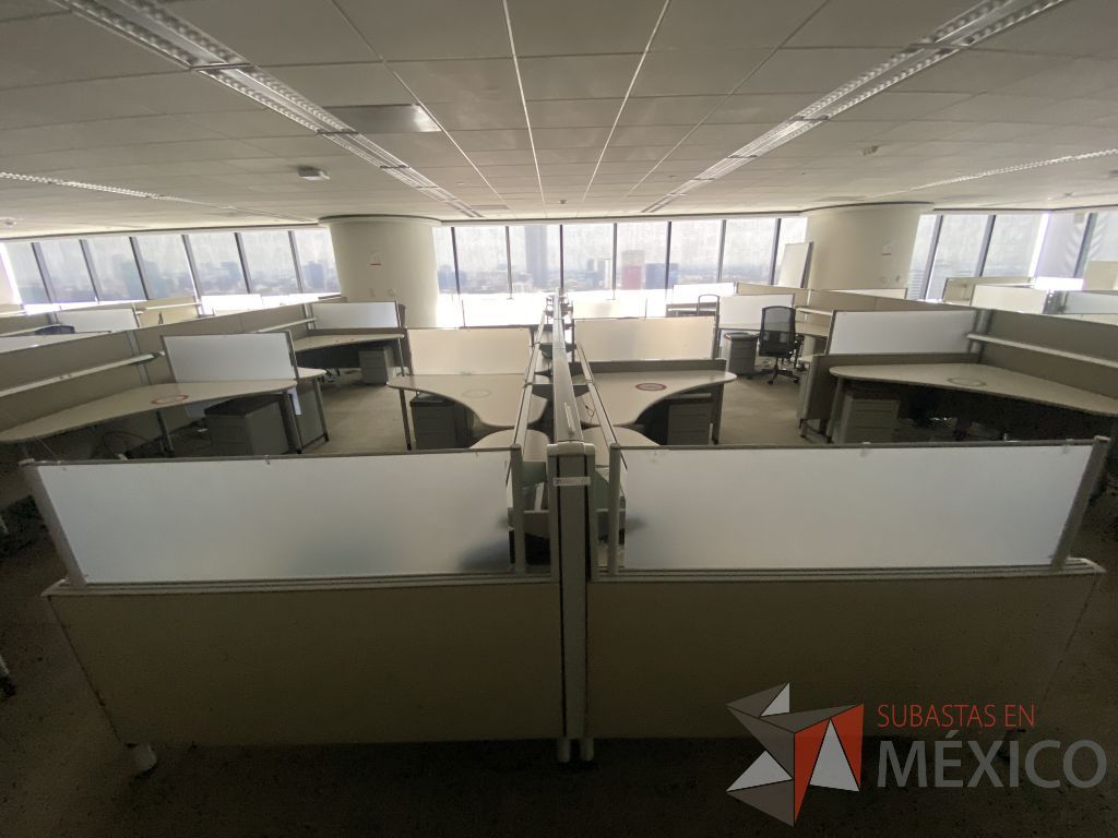 Lote 0410- Estación de trabajo para 10 personas con cubiertas mampara metálica color beige y 10 archiveros móviles de 2 cajones
