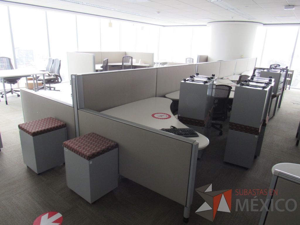 Lote 0332 - Estación de trabajo para 10 personas con cubiertas mampara metálica color beige y 10 archiveros móviles de 2 cajones - Imagen 3