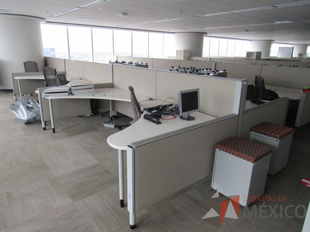 Lote 0314 - Estación de trabajo para 10 personas con cubiertas mampara metálica color beige y 10 archiveros móviles de 2 cajones