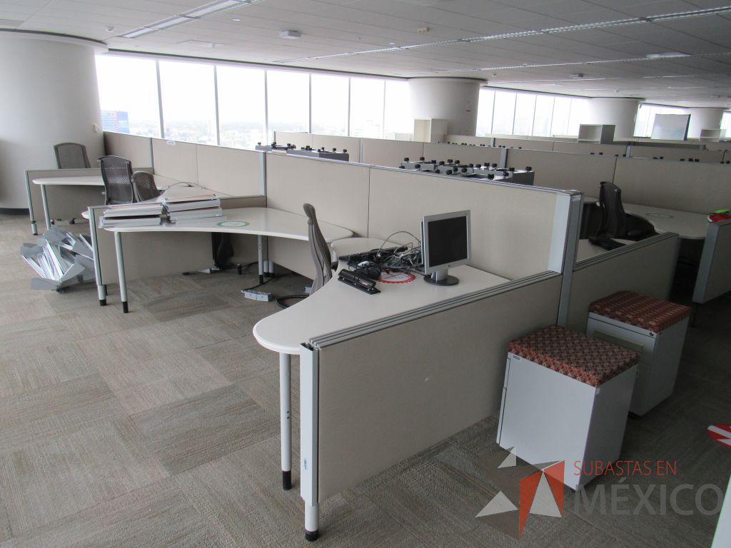 Lote 0314 - Estación de trabajo para 10 personas con cubiertas mampara metálica color beige y 10 archiveros móviles de 2 cajones - Imagen 4