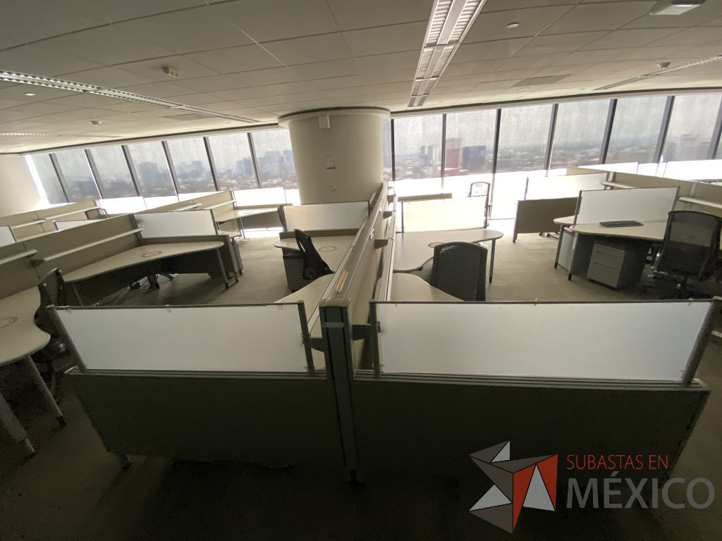 Lote 0420 - Estación de trabajo para 7 personas con cubiertas mampara metálica color beige y 7 archiveros móviles de 2 cajones