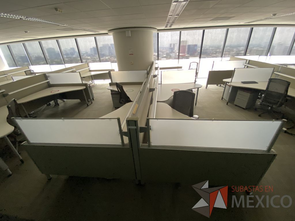 Lote 0420 - Estación de trabajo para 7 personas con cubiertas mampara metálica color beige y 7 archiveros móviles de 2 cajones - Imagen 4