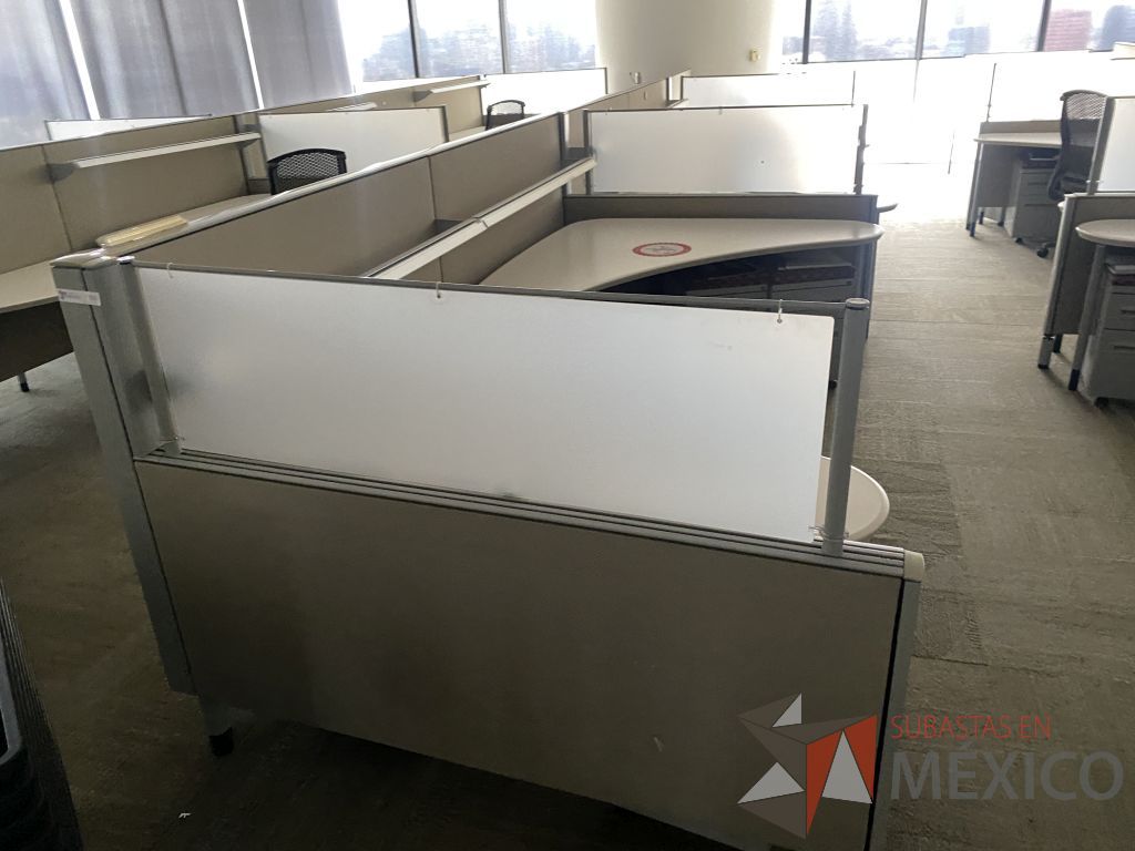 Lote 0430 - Estación de trabajo para 5 personas con cubiertas mampara metálica color beige y 5 archiveros móviles de 2 cajones - Imagen 4