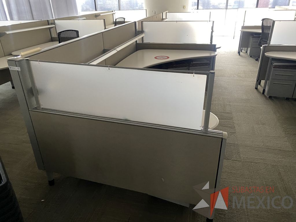 Lote 0430 - Estación de trabajo para 5 personas con cubiertas mampara metálica color beige y 5 archiveros móviles de 2 cajones - Imagen 5