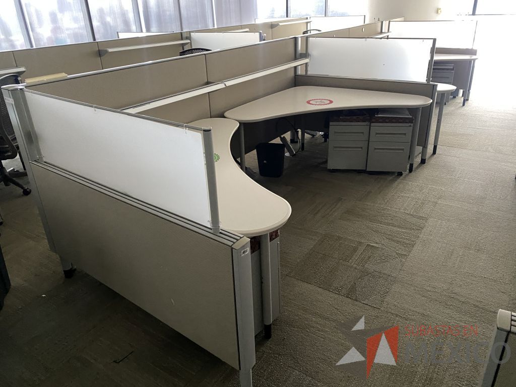 Lote 0430 - Estación de trabajo para 5 personas con cubiertas mampara metálica color beige y 5 archiveros móviles de 2 cajones - Imagen 7