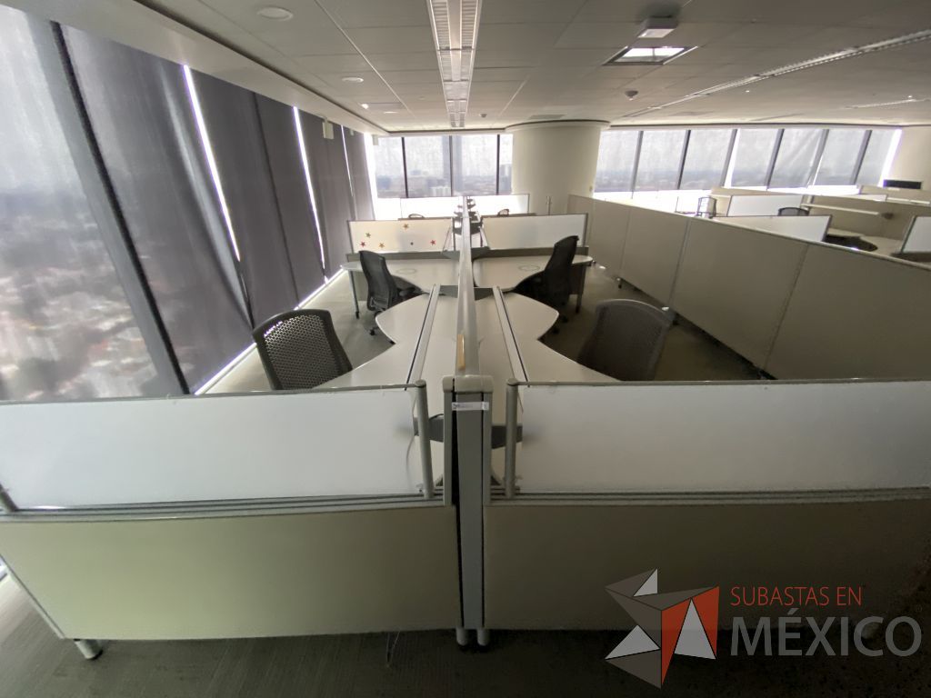 Lote 0431 - Estación de trabajo para 9 personas con cubiertas mampara metálica color beige y 9 archiveros móviles de 2 cajones