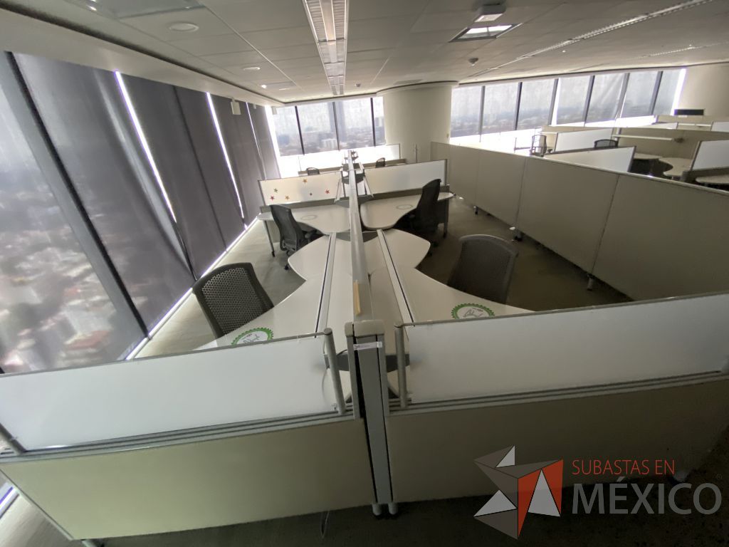 Lote 0431 - Estación de trabajo para 9 personas con cubiertas mampara metálica color beige y 9 archiveros móviles de 2 cajones - Imagen 7