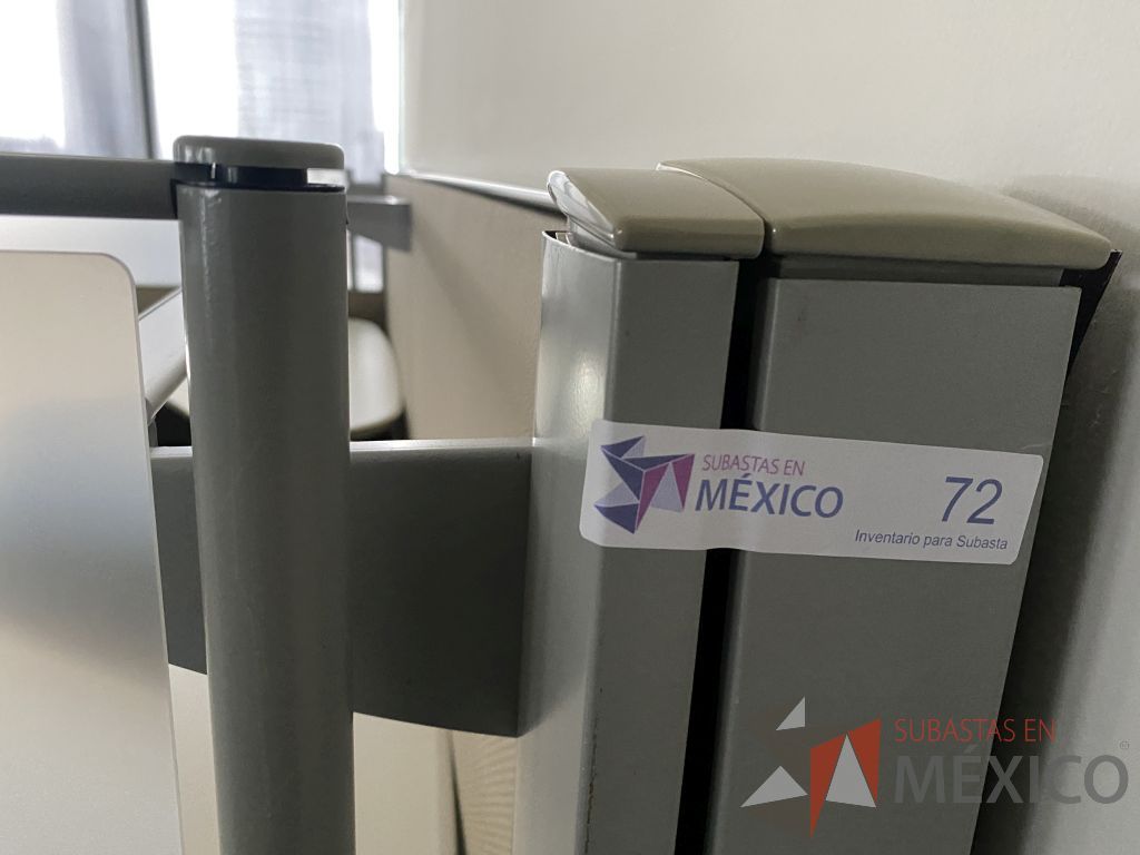 Lote 0433 - Estación de trabajo para 3 personas con cubiertas mampara metálica color beige y 3 archiveros móviles de 2 cajones - Imagen 4