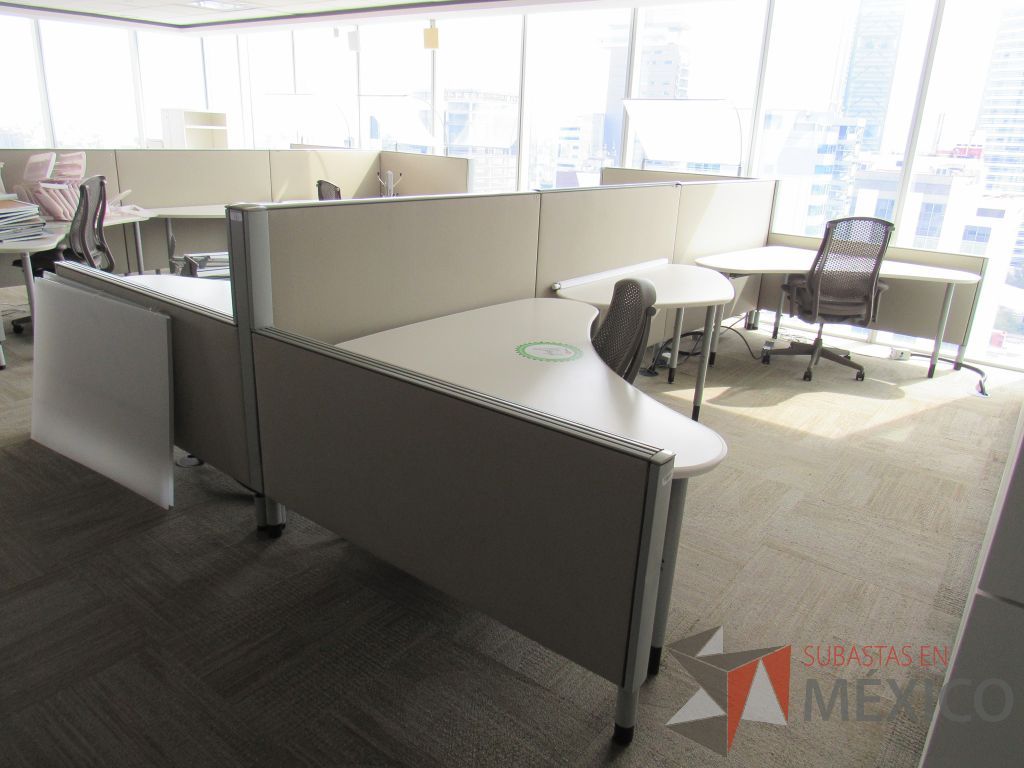 Lote 0355 - Estación de trabajo para 4 personas con cubiertas mampara metálica color beige y 4 archiveros móviles de 2 cajones