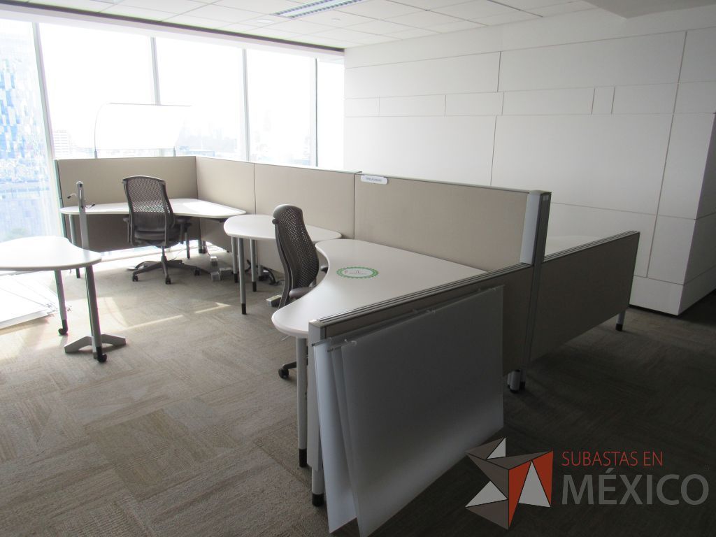 Lote 0355 - Estación de trabajo para 4 personas con cubiertas mampara metálica color beige y 4 archiveros móviles de 2 cajones - Imagen 3