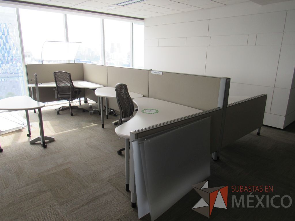 Lote 0355 - Estación de trabajo para 4 personas con cubiertas mampara metálica color beige y 4 archiveros móviles de 2 cajones - Imagen 4