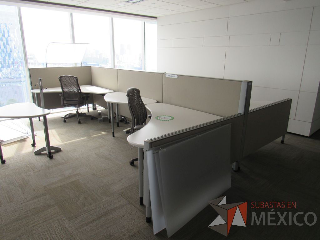 Lote 0355 - Estación de trabajo para 4 personas con cubiertas mampara metálica color beige y 4 archiveros móviles de 2 cajones - Imagen 5