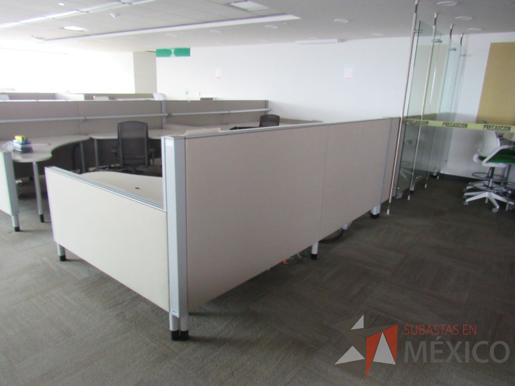 Lote 0361 - Estación de trabajo para 4 personas con cubiertas mampara metálica color beige y 4 archiveros móviles de 2 cajones - Imagen 2