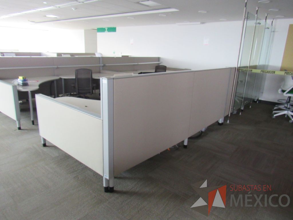 Lote 0361 - Estación de trabajo para 4 personas con cubiertas mampara metálica color beige y 4 archiveros móviles de 2 cajones - Imagen 3