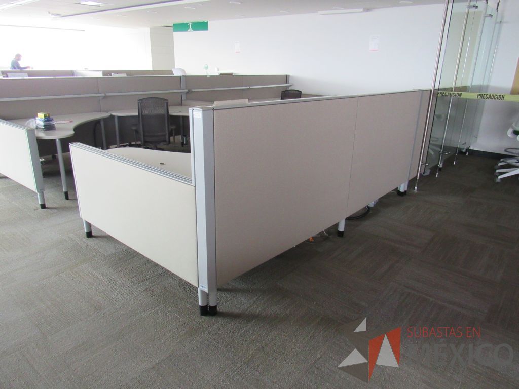 Lote 0361 - Estación de trabajo para 4 personas con cubiertas mampara metálica color beige y 4 archiveros móviles de 2 cajones - Imagen 4