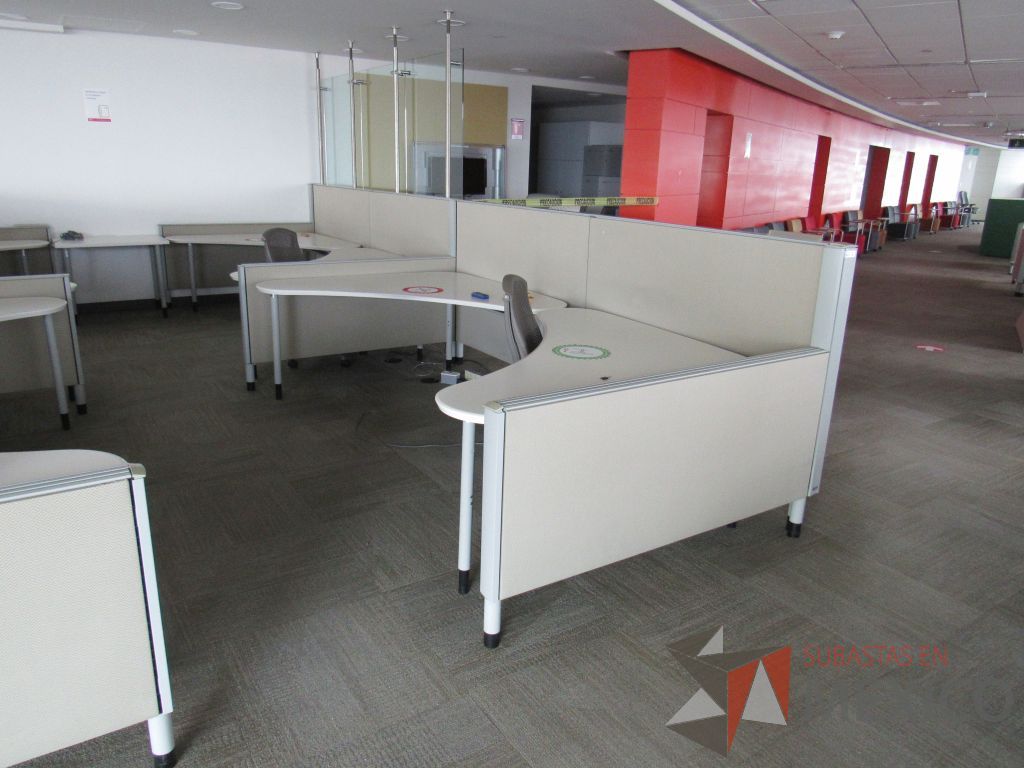 Lote 0361 - Estación de trabajo para 4 personas con cubiertas mampara metálica color beige y 4 archiveros móviles de 2 cajones