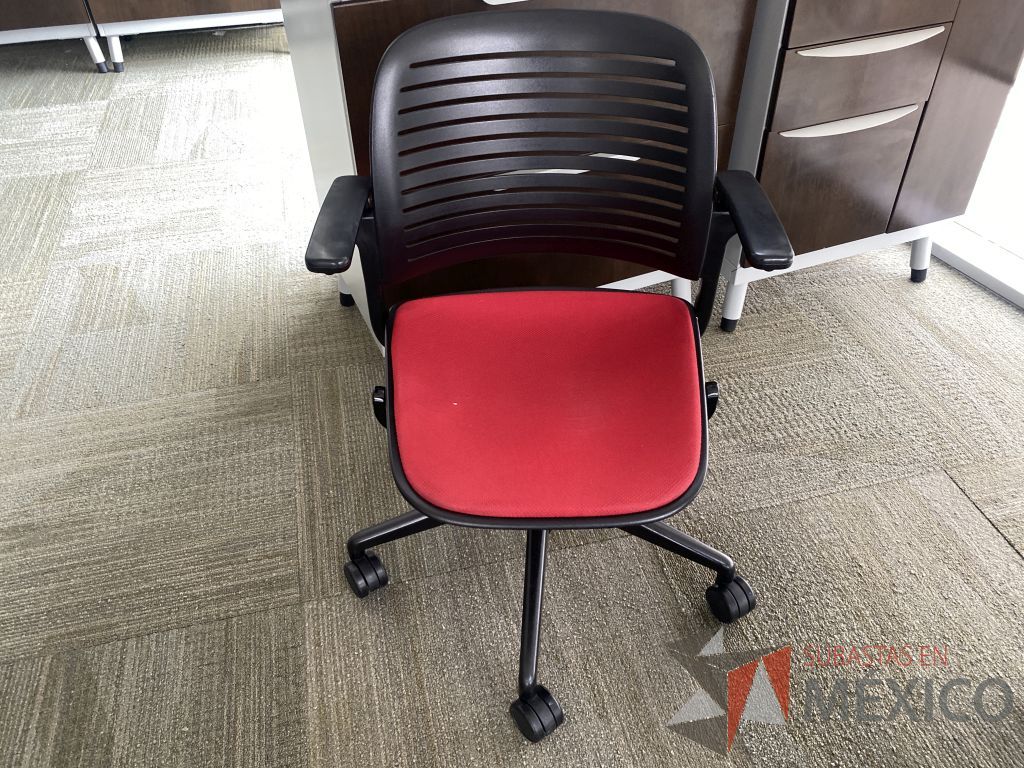 Lote 0475 - Silla de visita con ruedas, descansa brazos móviles, respaldo color negro y asiento en tela color rojo - Imagen 2
