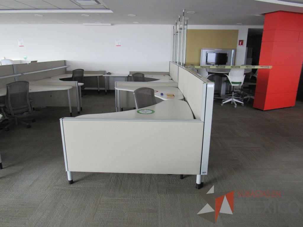 Lote 0361 - Estación de trabajo para 4 personas con cubiertas mampara metálica color beige y 4 archiveros móviles de 2 cajones - Imagen 6