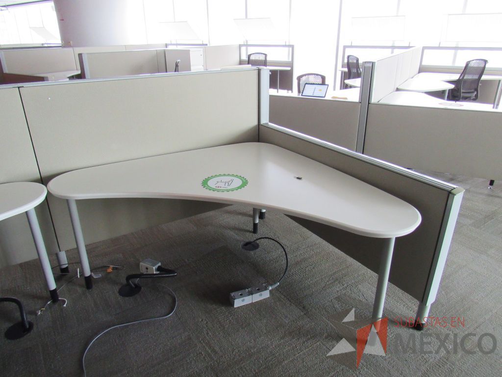 Lote 0361 - Estación de trabajo para 4 personas con cubiertas mampara metálica color beige y 4 archiveros móviles de 2 cajones - Imagen 7