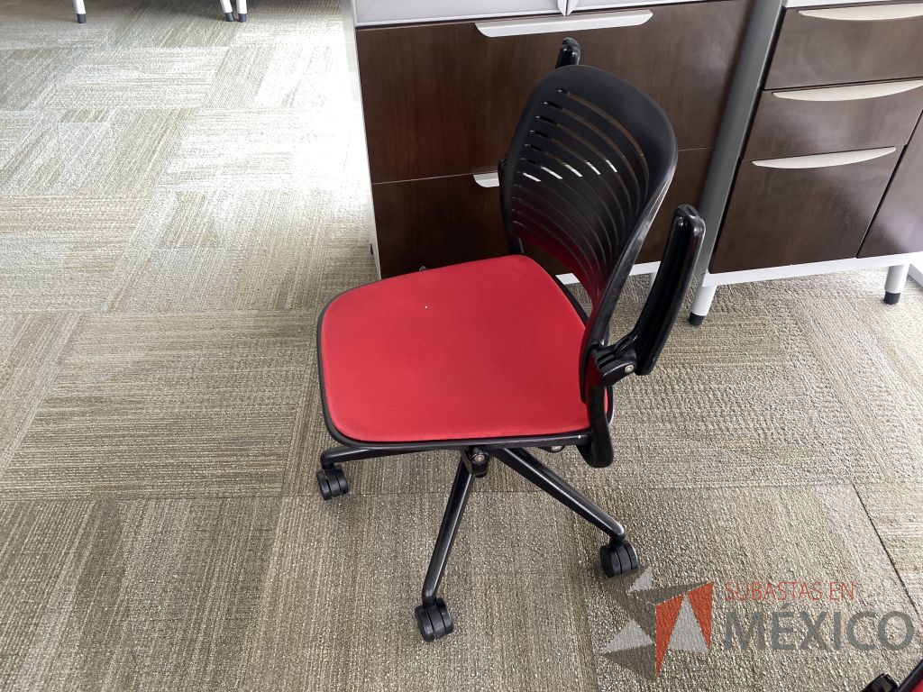 Lote 0475 - Silla de visita con ruedas, descansa brazos móviles, respaldo color negro y asiento en tela color rojo - Imagen 3