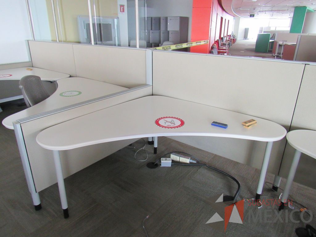 Lote 0361 - Estación de trabajo para 4 personas con cubiertas mampara metálica color beige y 4 archiveros móviles de 2 cajones - Imagen 8