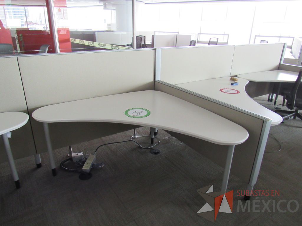 Lote 0361 - Estación de trabajo para 4 personas con cubiertas mampara metálica color beige y 4 archiveros móviles de 2 cajones - Imagen 9
