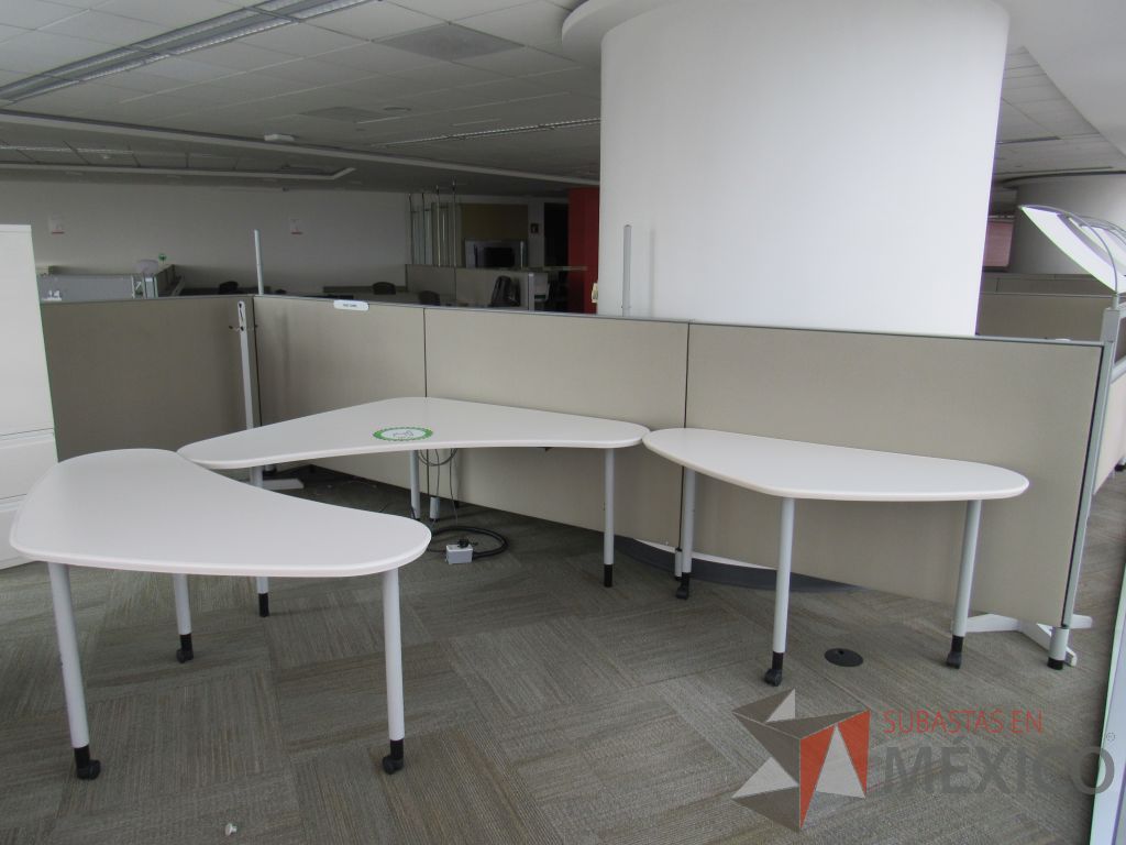Lote 0366 - Estación de trabajo para 2 personas con cubiertas mampara metálica color beige y 2 archiveros móviles de 2 cajones - Imagen 10