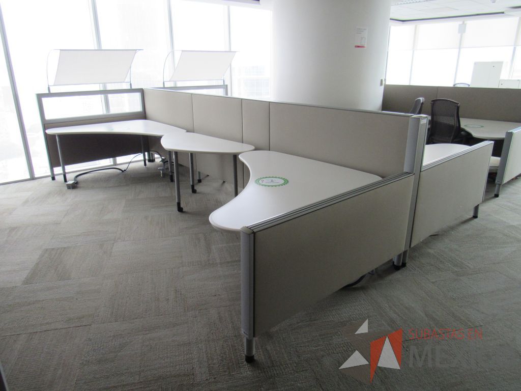 Lote 0367 - Estación de trabajo para 4 personas con cubiertas mampara metálica color beige y 2 archiveros móviles de 2 cajones - Imagen 2
