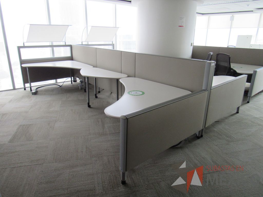 Lote 0367 - Estación de trabajo para 4 personas con cubiertas mampara metálica color beige y 2 archiveros móviles de 2 cajones