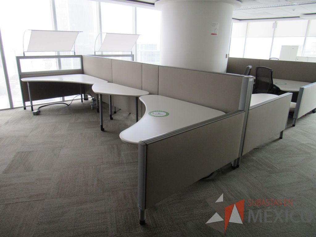 Lote 0367 - Estación de trabajo para 4 personas con cubiertas mampara metálica color beige y 2 archiveros móviles de 2 cajones - Imagen 3